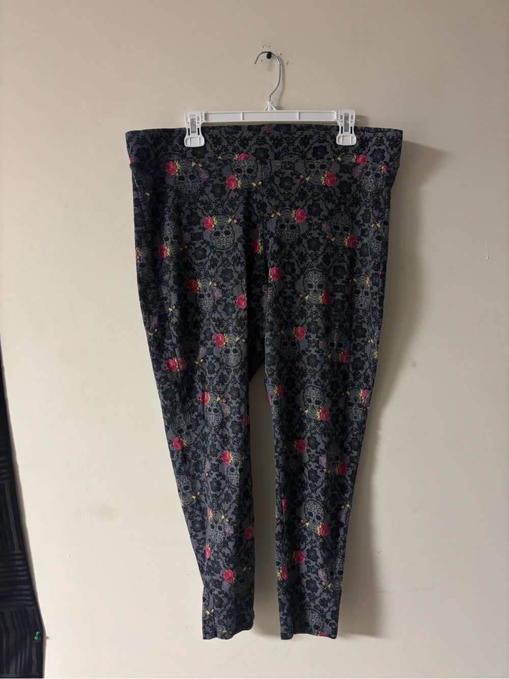 Torrid x Betsey Johnson Skull & Rose Leggings Size 3 Plus Gothic Floral Crop